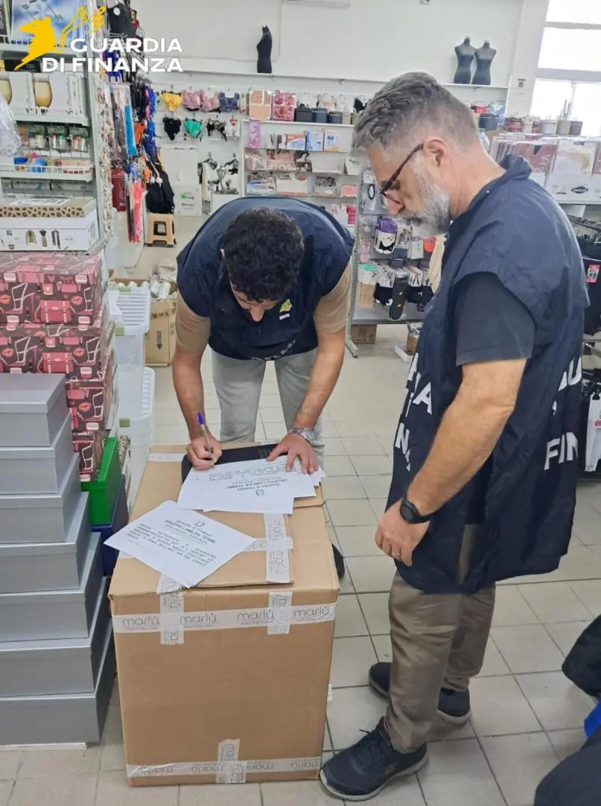 Lamezia Terme, la GdF sequestra oltre 200mila prodotti non a norma - 