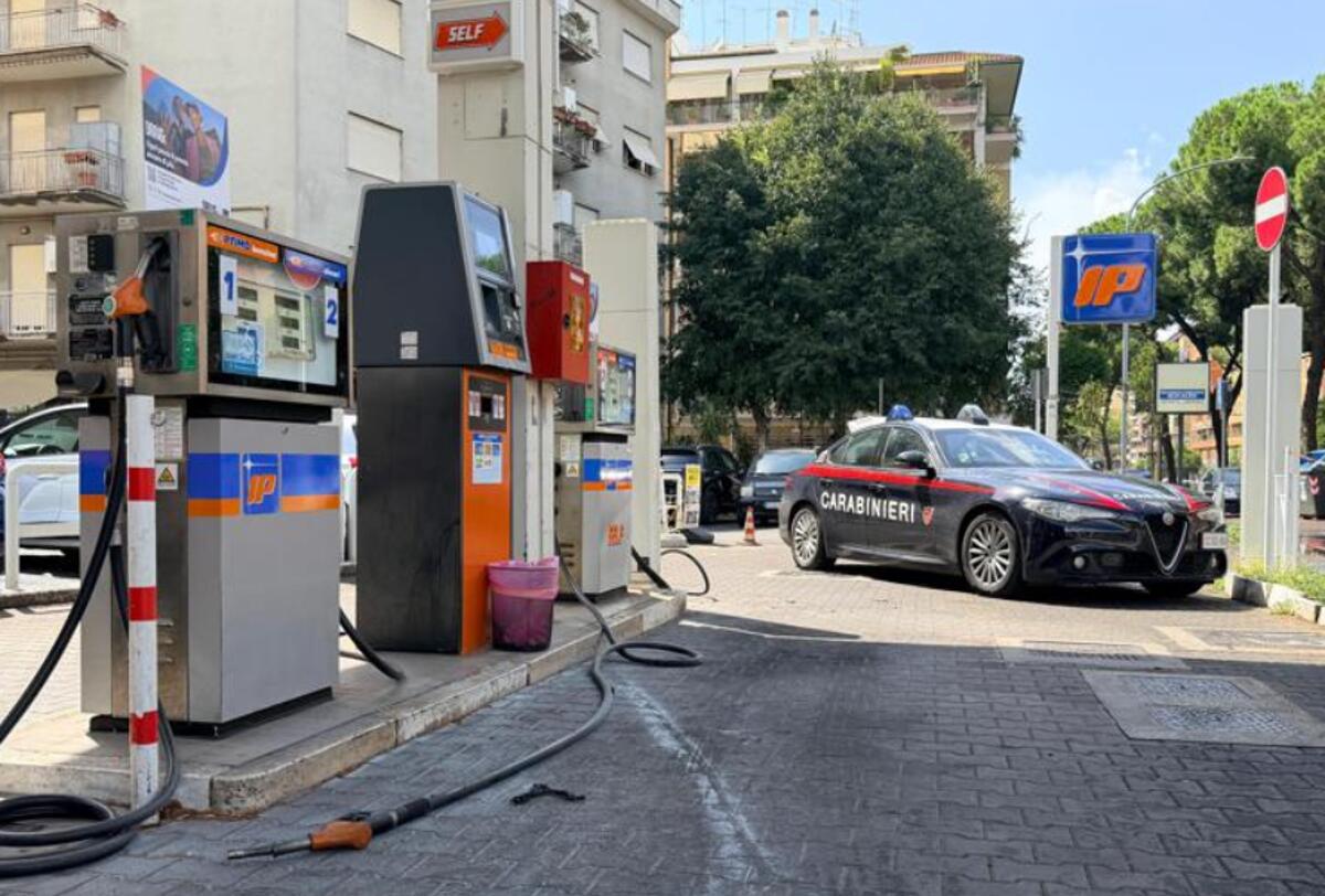 Roma, morto il 33enne che si era dato fuoco al distributore di benzina - 