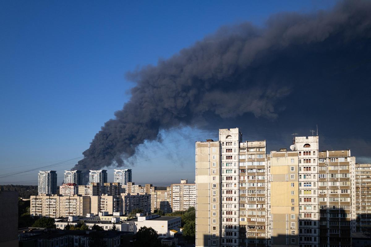 Ucraina, raid russo contro magazzino vicino a Kiev fa strage: almeno 27 morti - 