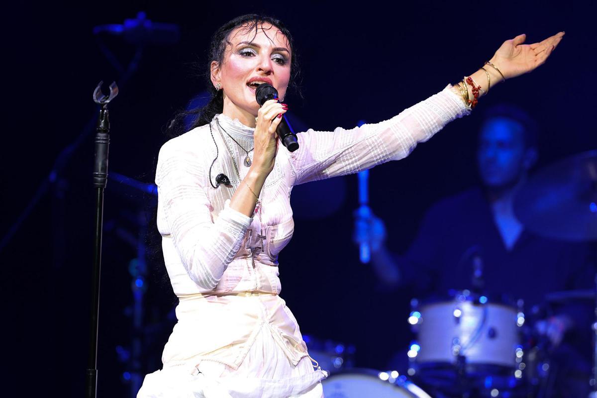 Arisa compie 44 anni, lo scatto in topless sui social scatena le polemiche - 