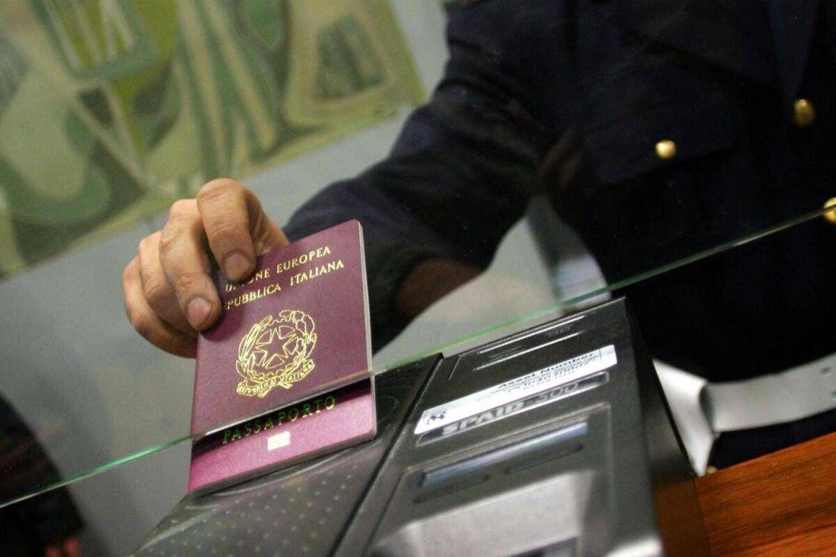 Migranti, scontro Italia-Spagna. Roma respinge ultimatum, Madrid ripristina controlli - 