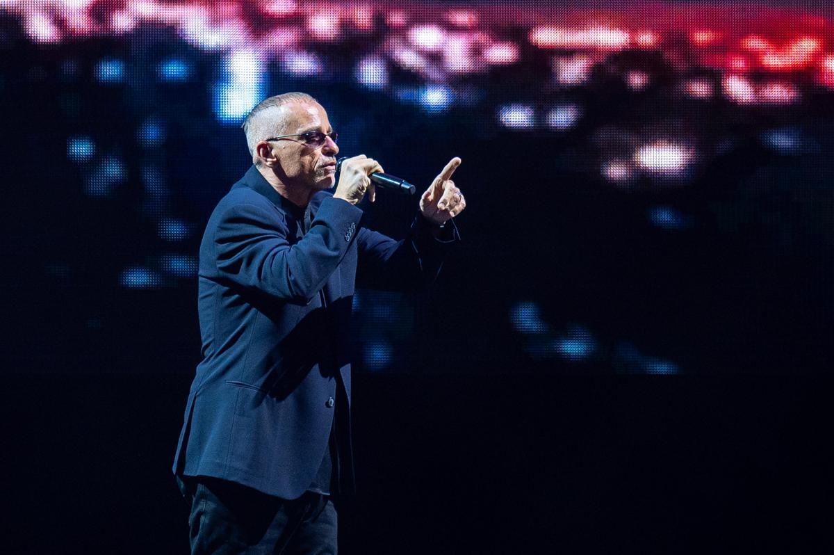 Eros Ramazzotti stop al tour, operato alle corde vocali: "Dovremo aspettare il 2027" - 