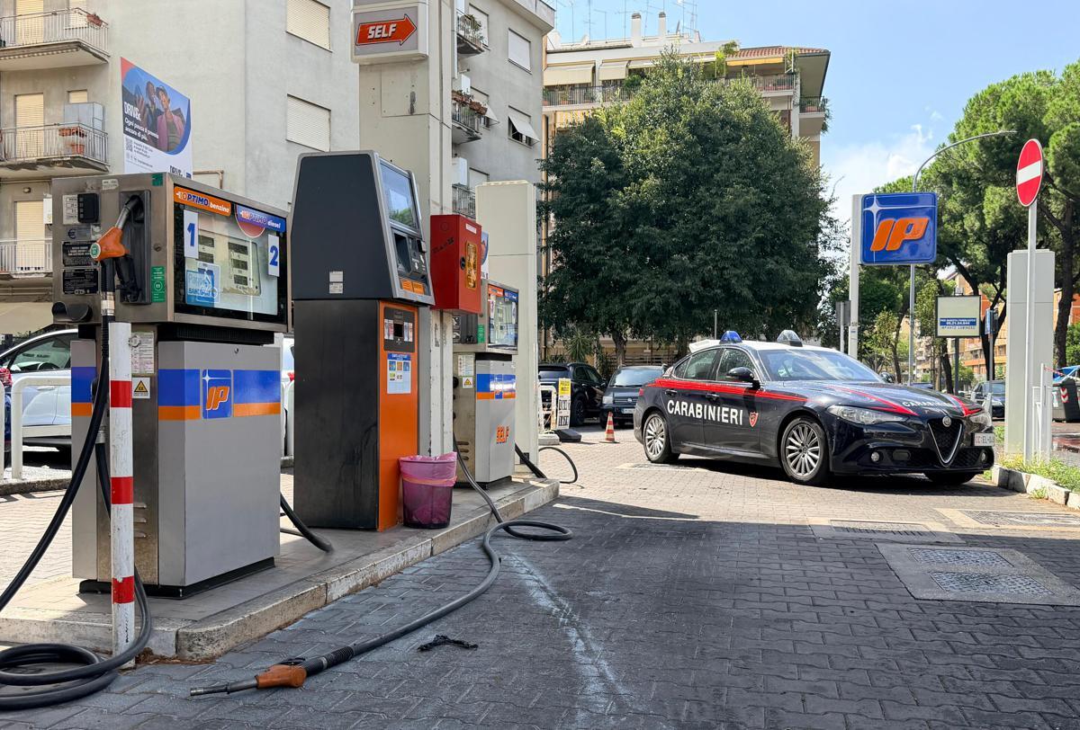 Roma, si cosparge di benzina e si dà fuoco al distributore: gravissimo un 33enne - 