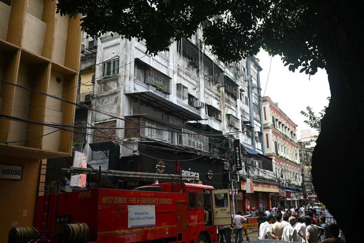 Incendio in un hotel a Calcutta: 9 morti, tra cui un bambino, e diversi feriti - 