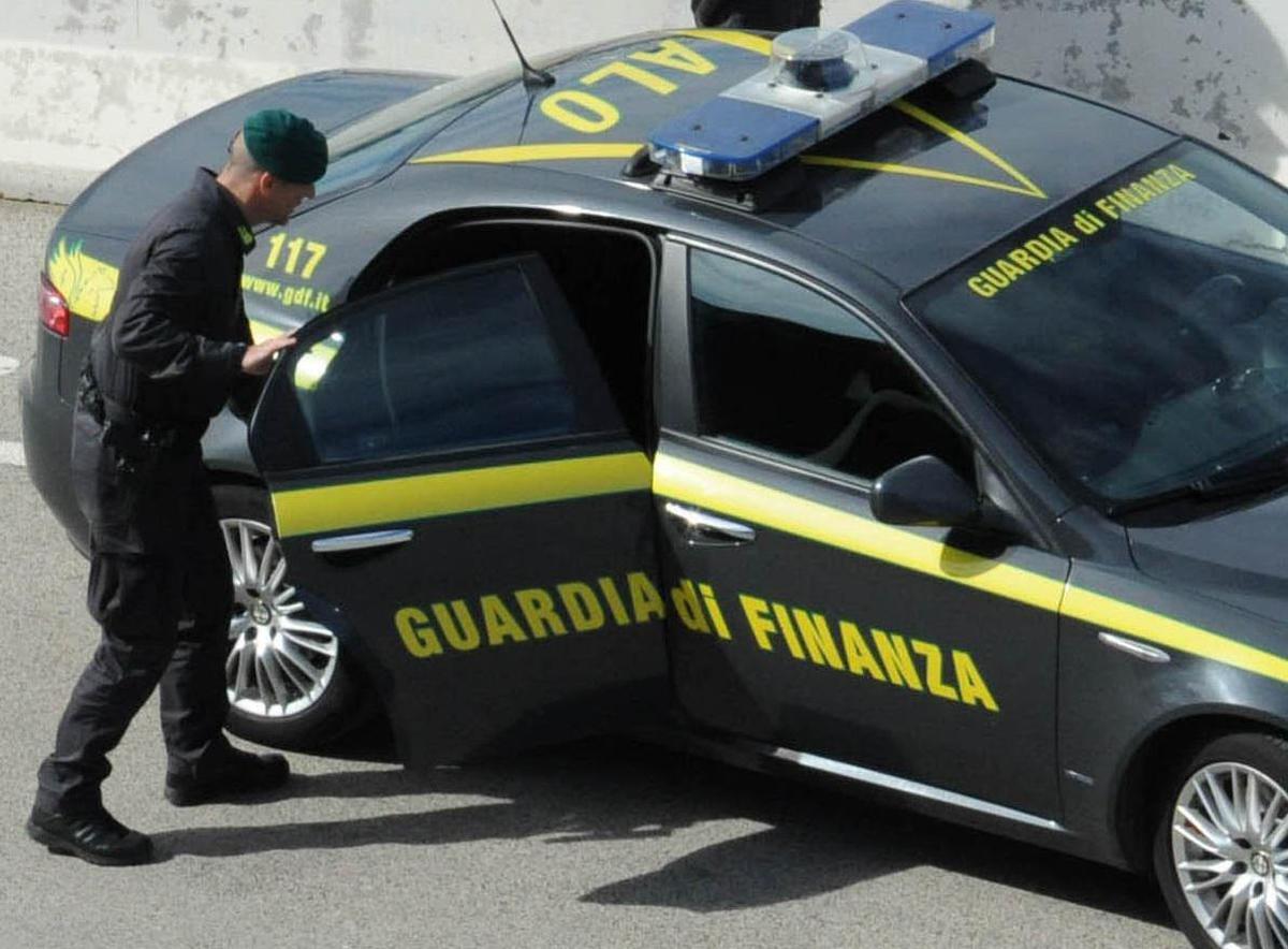 Bari, francese arrestato al porto: trasportava 3 missili da guerra su un furgone - 