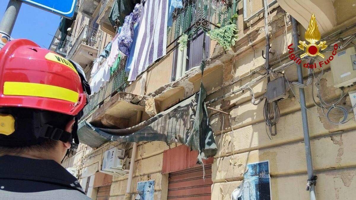 Crolla balcone mentre stende i panni, grave donna di 56 anni a Palermo - 
