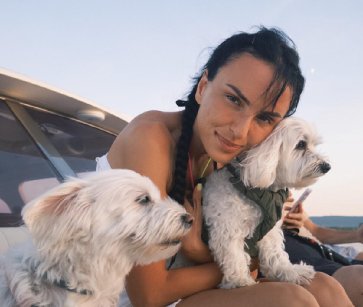 Arisa cancella la foto in topless, la spiegazione sul dietrofront: "Si cambia" - 