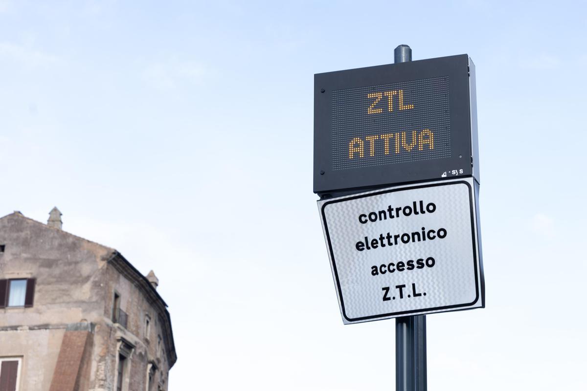 Roma, caos parcheggi quando giocano Roma e Lazio: il Campidoglio lancia ipotesi Ztl per Olimpico - 