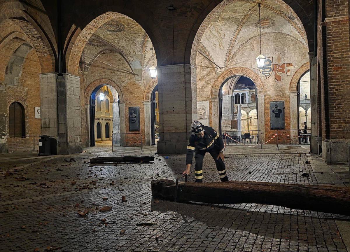 Tromba d'aria a Cremona, alberi e rami pericolanti: oltre 500 interventi di soccorso urgenti - 