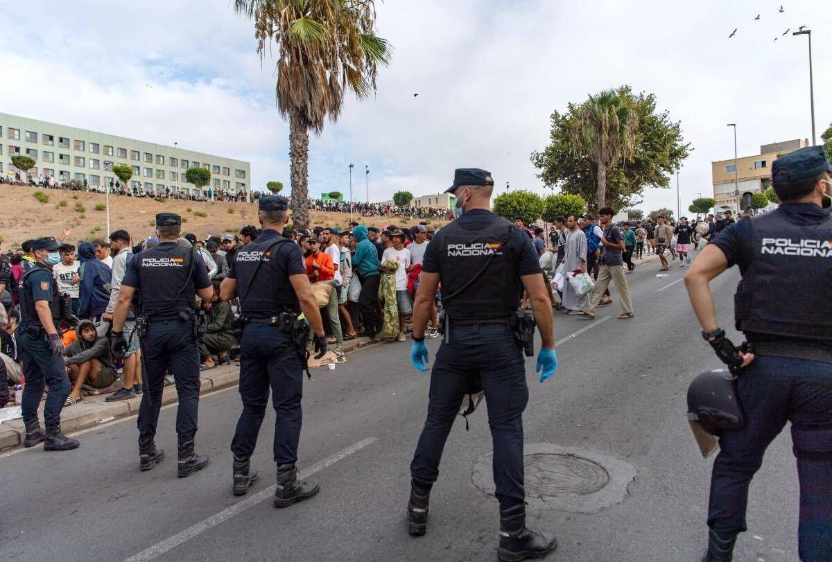 Nuovi scontri a Ceuta tra migranti e polizia, agenti sparano in aria per disperdere folla - 