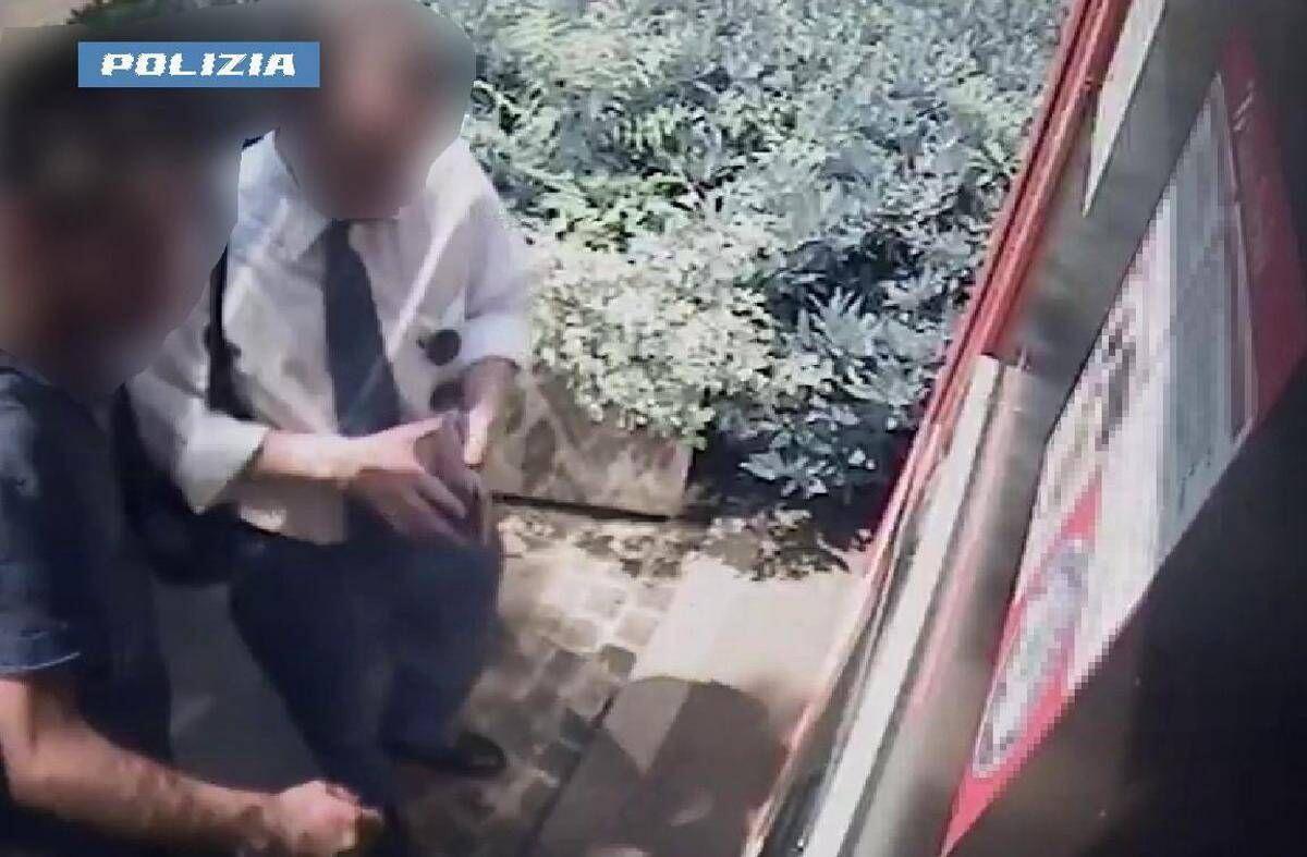 Rapina un uomo e lo costringe a prelevare al bancomat: 48enne in manette - 