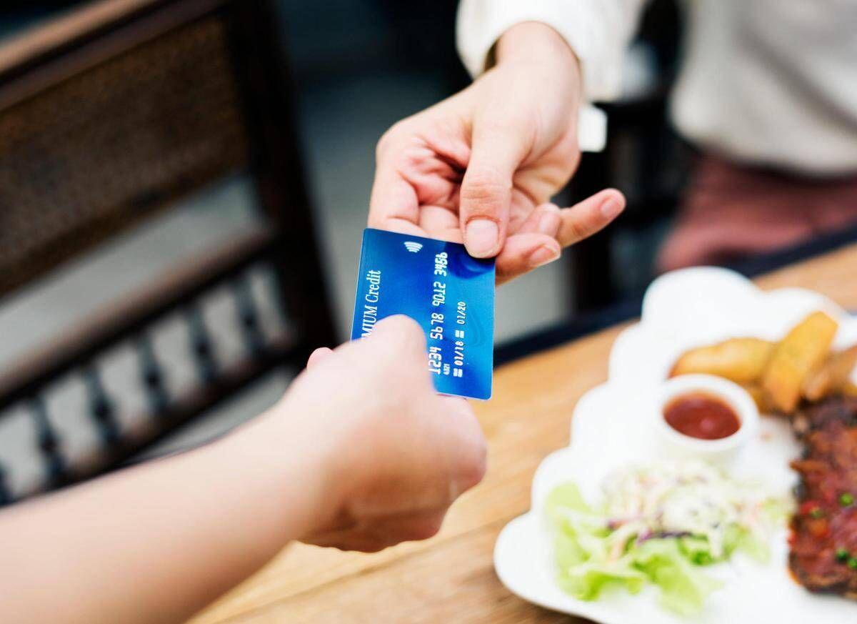 Paghi con la carta in vacanza? 10 consigli per usarla riducendo rischi e costi - 