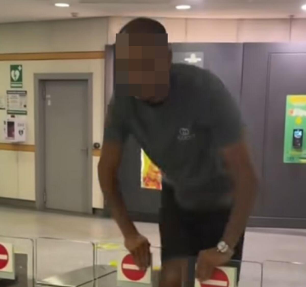 Salta i tornelli della metro e invita i follower a farlo: avviso orale del Questore all'influencer - 