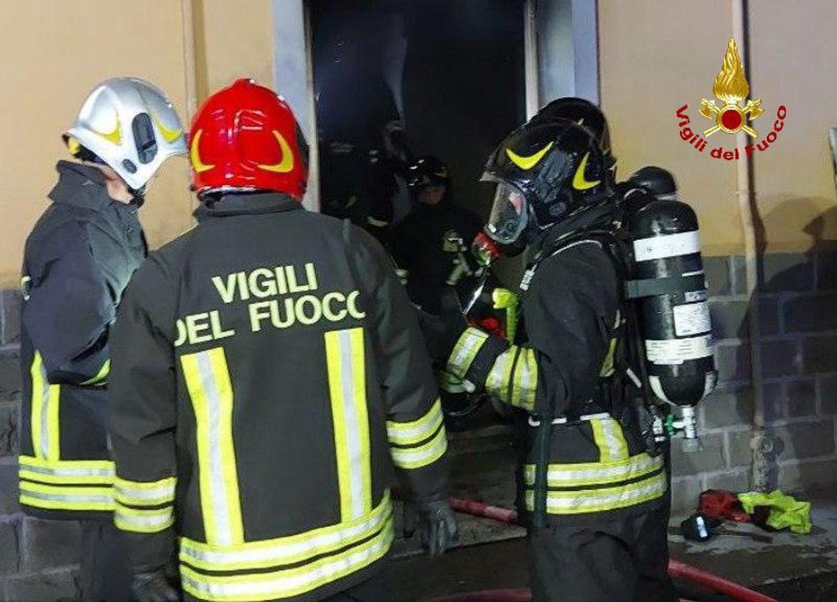 Bologna, incendio in palazzo di quattro piani: 7 adulti e due bambini in ospedale - 
