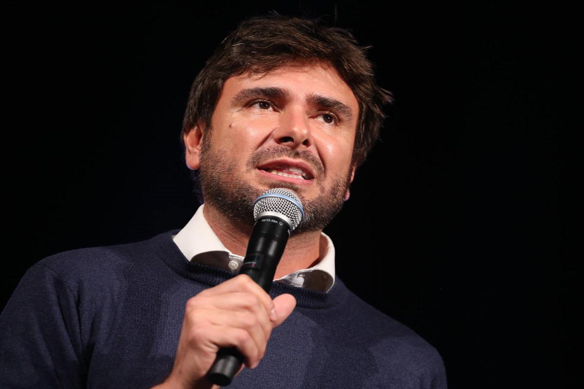 Alessandro Di Battista, l'aereo è pronto per l'ex deputato ma non è una procedura straordinaria: da Wuhan alla Thailandia tutti i precedenti - 