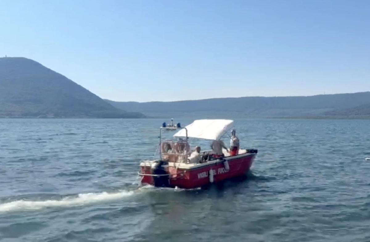 Marito Roccella disperso, ricerche senza sosta nel lago di Vico: operazioni difficili per il fondale pieno di alghe - 