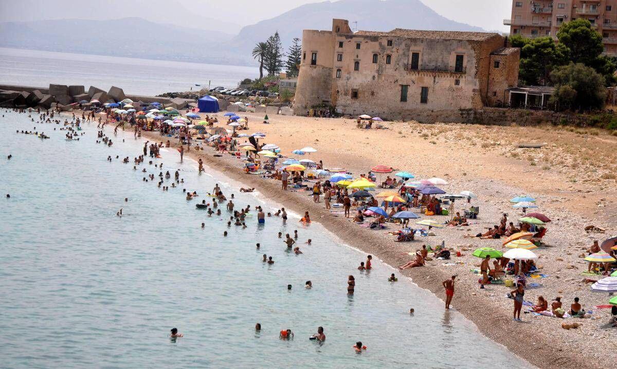 Caldo record, venerdì bollente: oggi bollino rosso in 9 città, c'è anche Roma - 