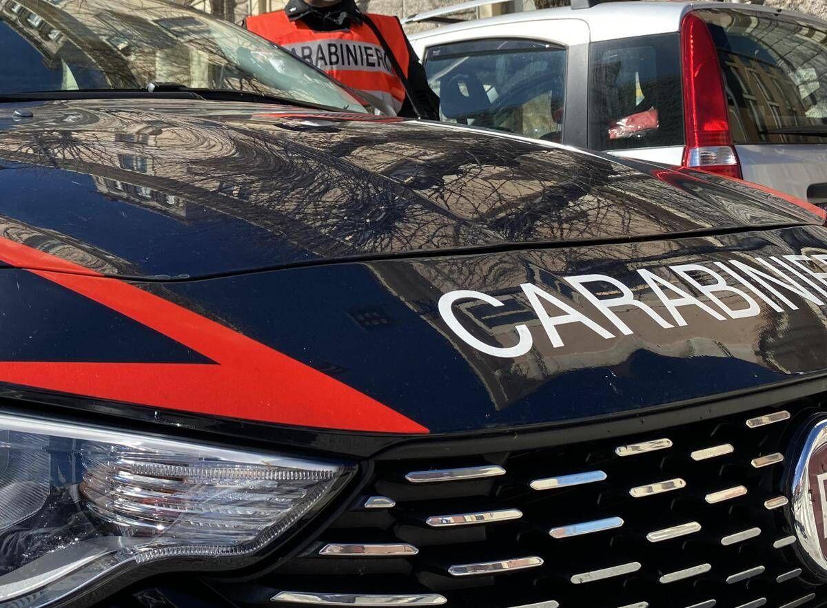 Litiga con la fidanzata, poi accoltella il padre di lei che prova a difenderla: 22enne arrestato a Piombino - 