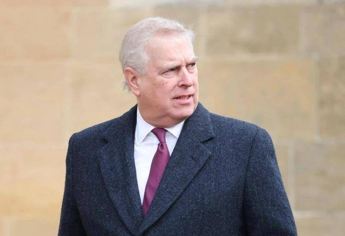 Andrew, via i titoli e la casa... ma non i privilegi funebri - 