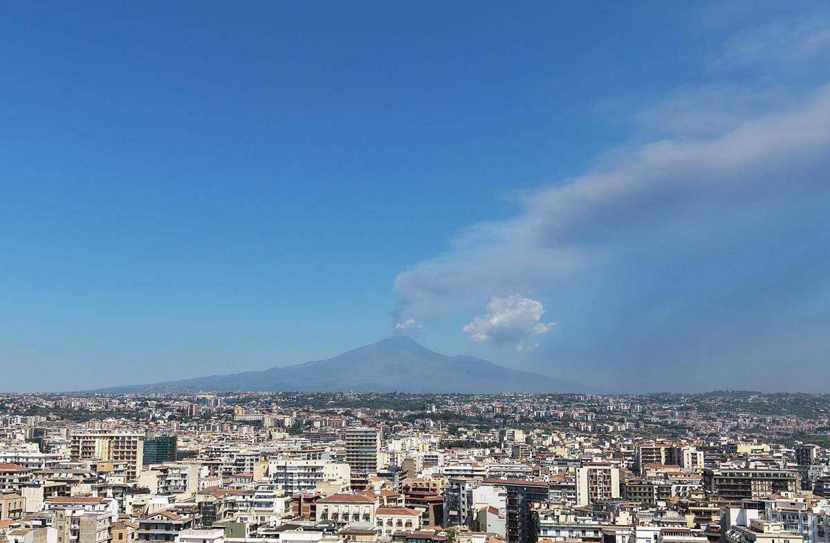 Etna, cenere sull'aeroporto di Catania e nuove limitazioni: 12 arrivi ogni ora fino alle 18 - 