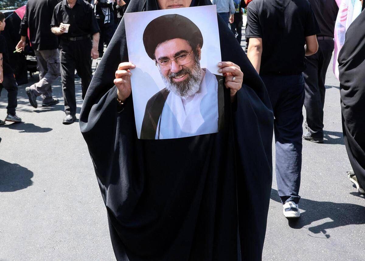 Iran, media: "Mojtaba Khamenei in condizioni critiche, potrebbe essere in punto di morte" - 