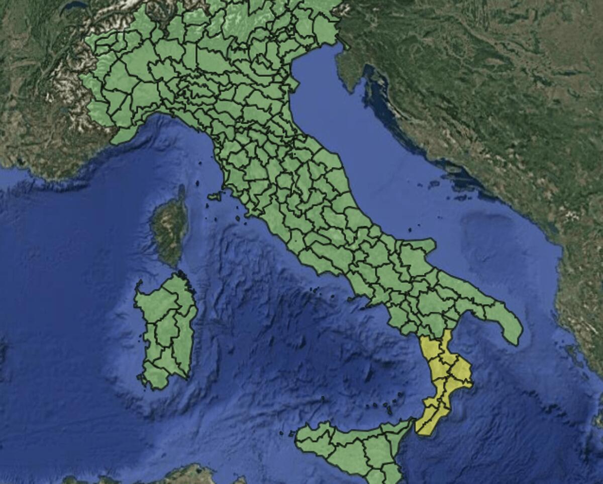Maltempo, allerta meteo gialla per temporali sulla Calabria alla vigilia di Ferragosto: ore contate per il caldo africano - 