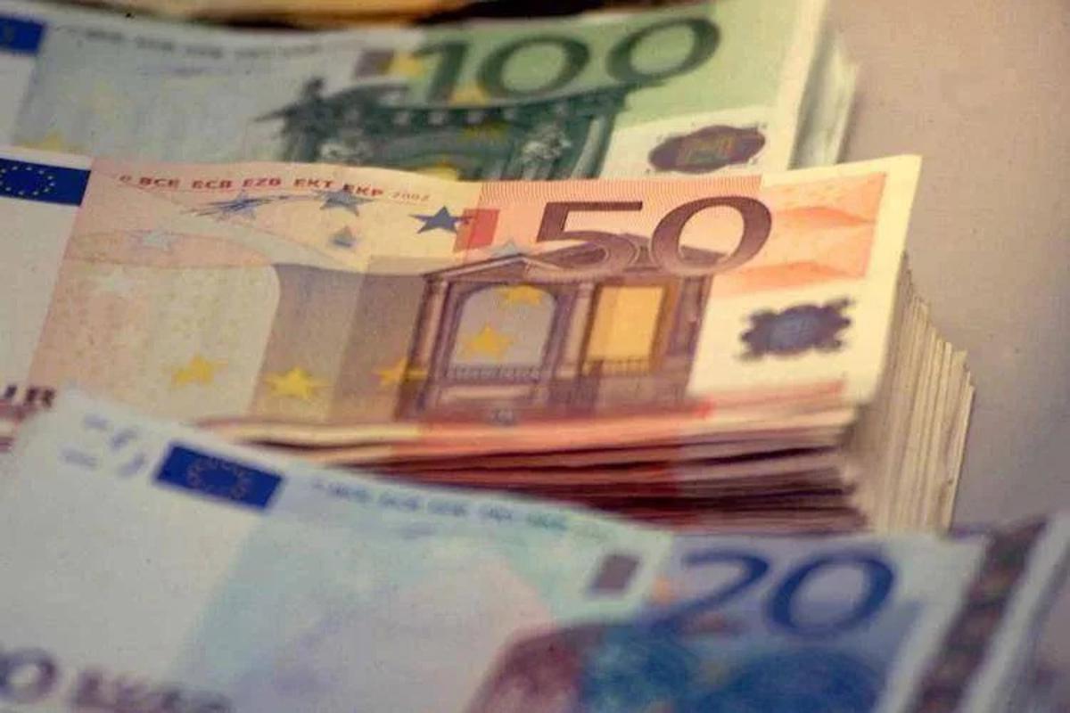 Senzatetto trova 4mila euro in una valigetta e... li distribuisce ai passanti - 