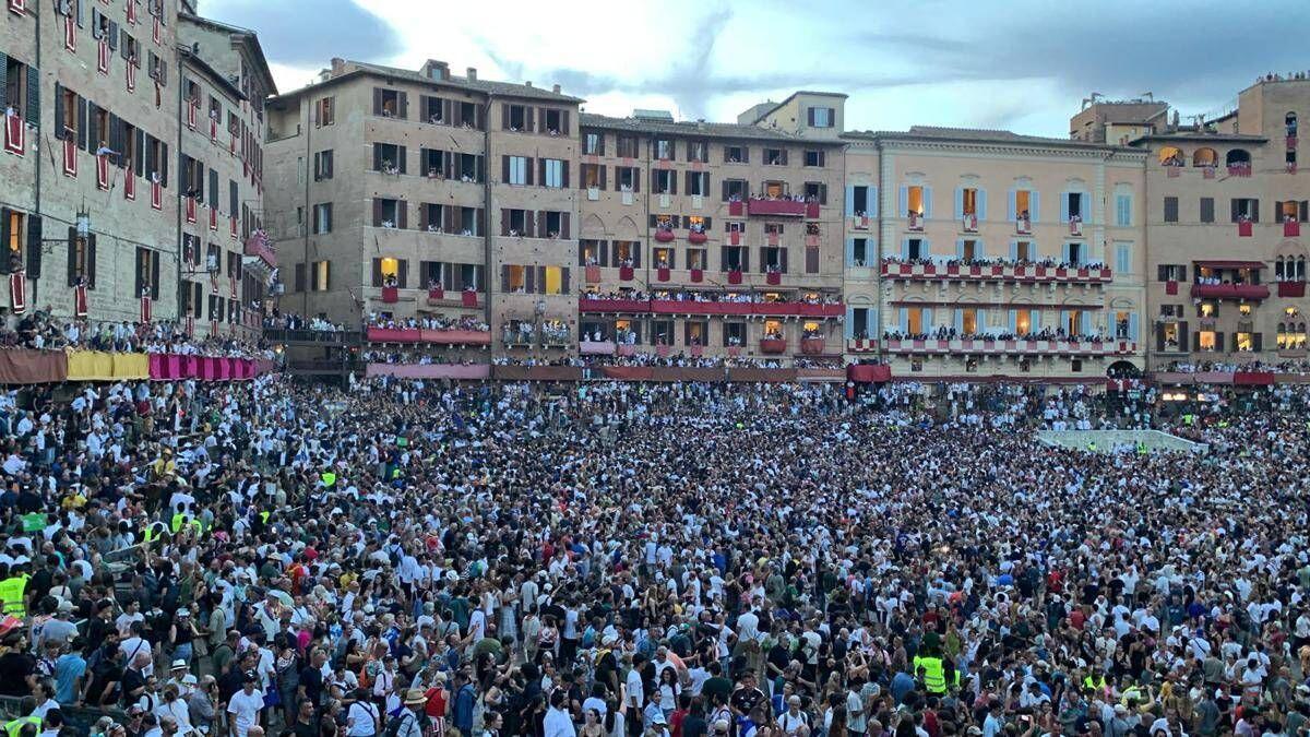 Palio di Siena, vince la contrada del Nicchio. Tittia cade da cavallo al termine della corsa: in ospedale per accertamenti, il fantino è cosciente - 