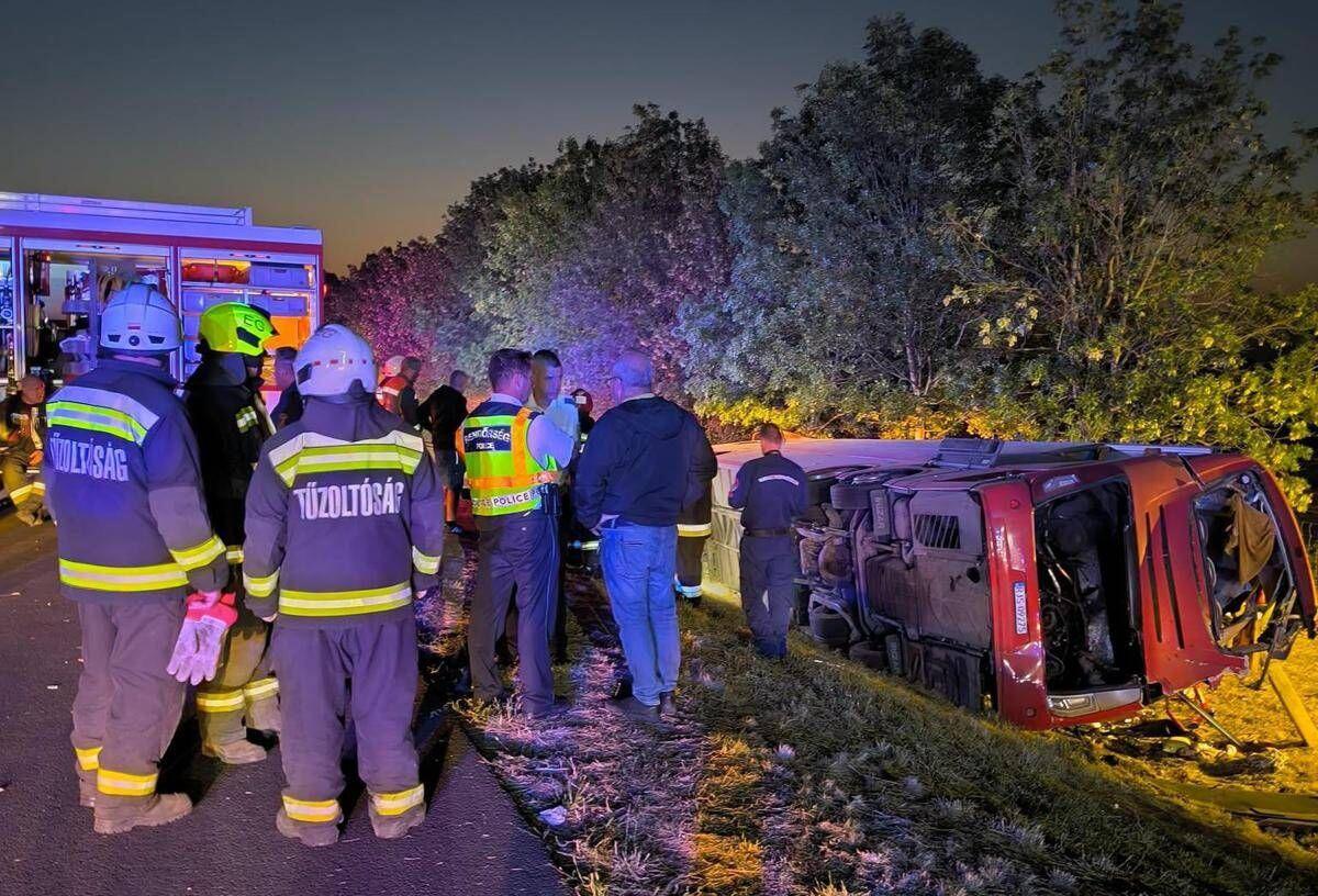 Ungheria, autobus si ribalta e finisce in un fossato: 12 morti e 10 feriti - 