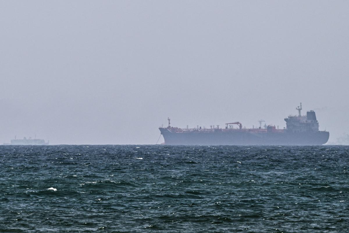 Iran, petroliera in fiamme al largo dell'Arabia Saudita: colpita da 'proiettile non identificato' - 