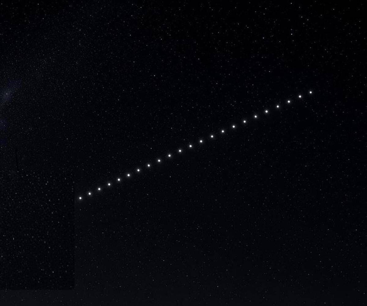 "Non è un aereo, non sono stelle", il 'treno di luci' in cielo: il mistero dell'8 agosto - 