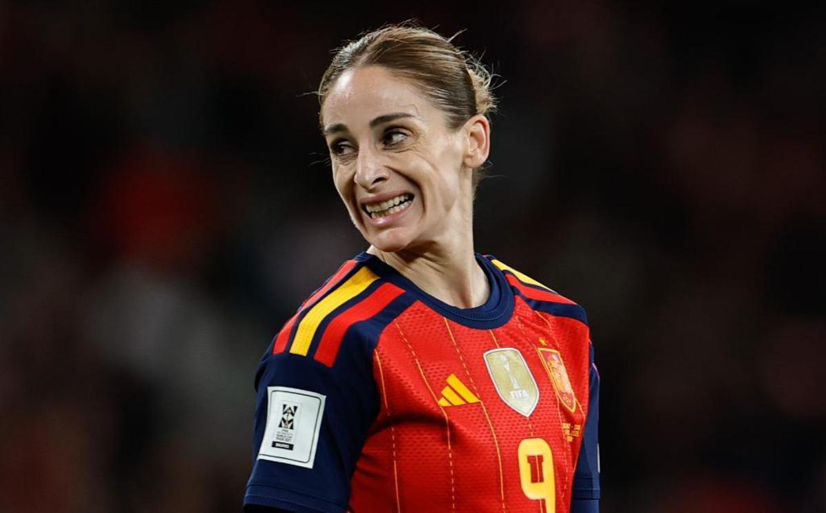 Va a giocare in Arabia, cancella dai social le foto di figlia e compagna: il 'caso' della calciatrice Esther Gonzalez - 