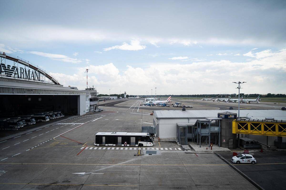 Milano, mezzo urta muso di un aereo a Linate: disagi già rientrati - 