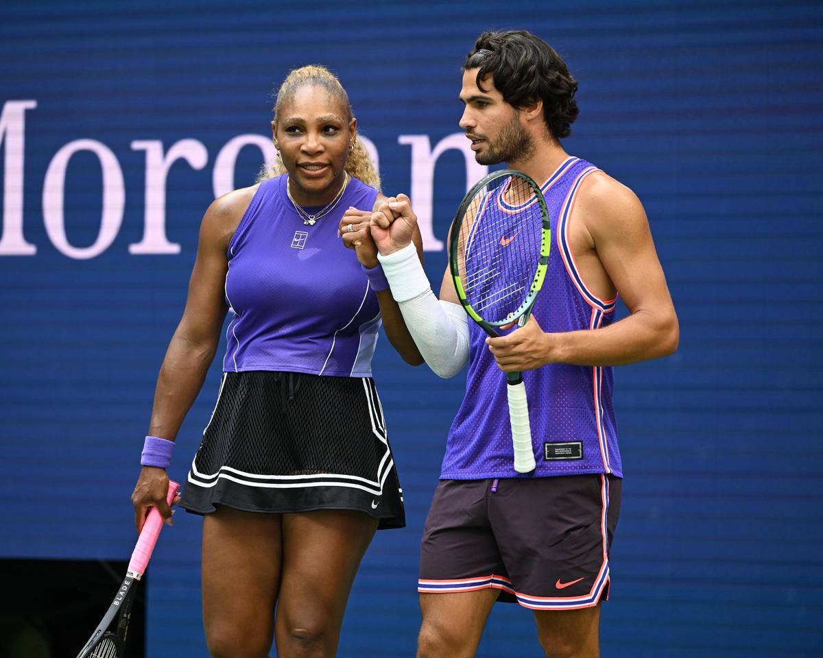 Alcaraz show al ritorno in campo con Serena Williams: super debutto per la coppia da sogno, poi il ko contro Cobolli - 