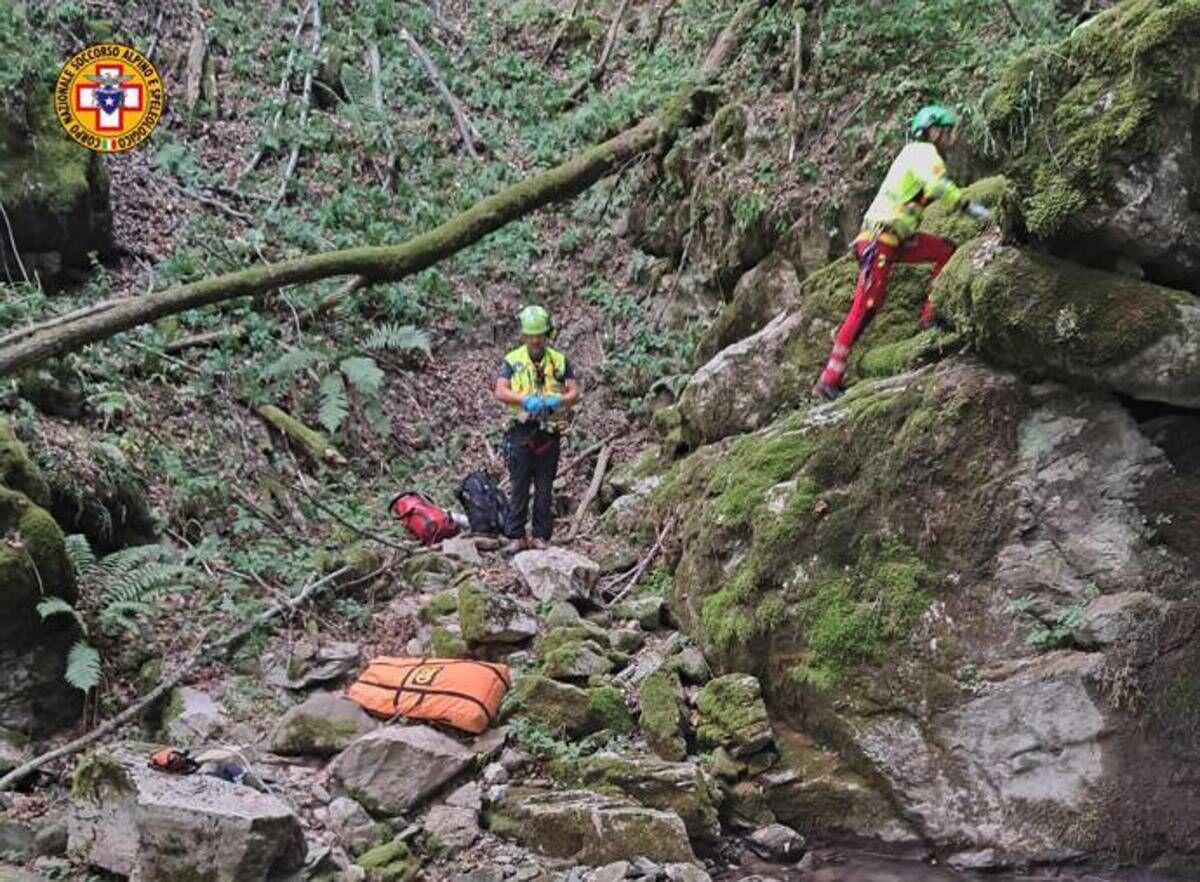 Tenta di salvare 13enne precipitato in una scarpata nel Bosco del Corniglio: scivola e muore sul colpo - 