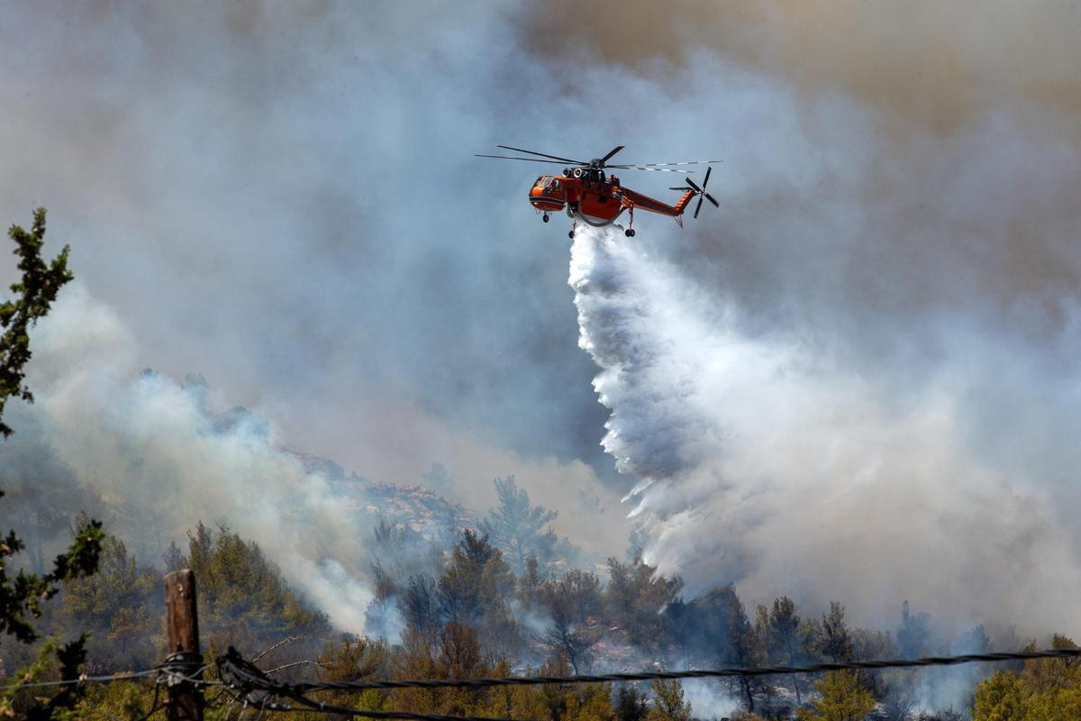 Grecia, due elicotteri si scontrano in volo: erano impegnati nella lotta agli incendi - Video - 