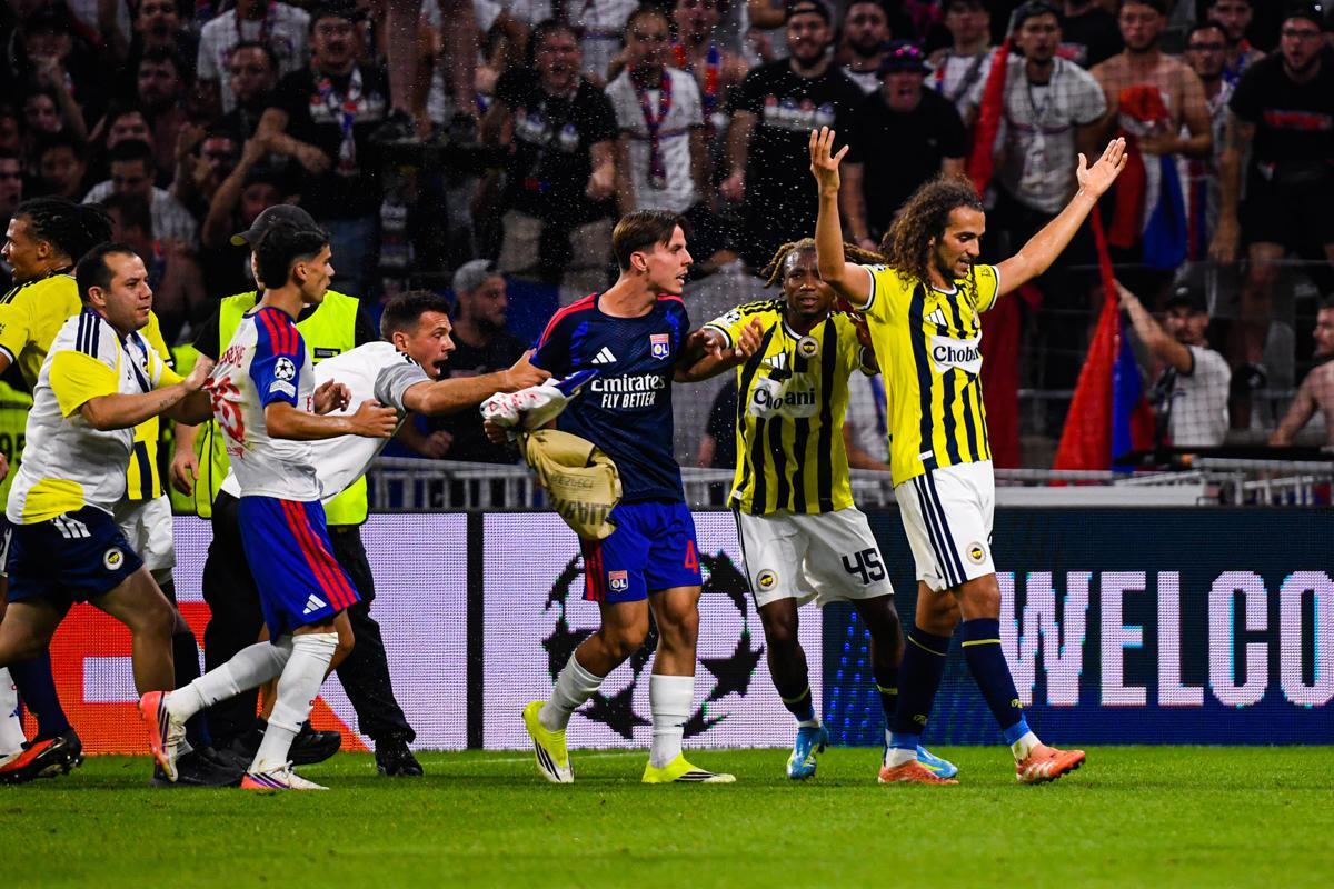 Guendouzi contro i tifosi del Lione: maxi rissa in Champions - Video - 