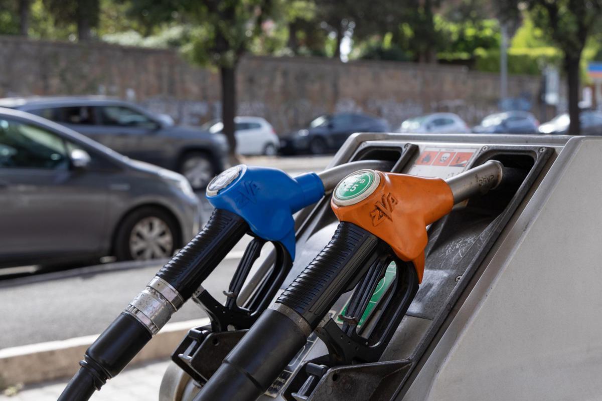 Carburanti, governo proroga sconto sulle accise fino al 5 settembre. Tensioni Fi-Lega su extraprofitti - 
