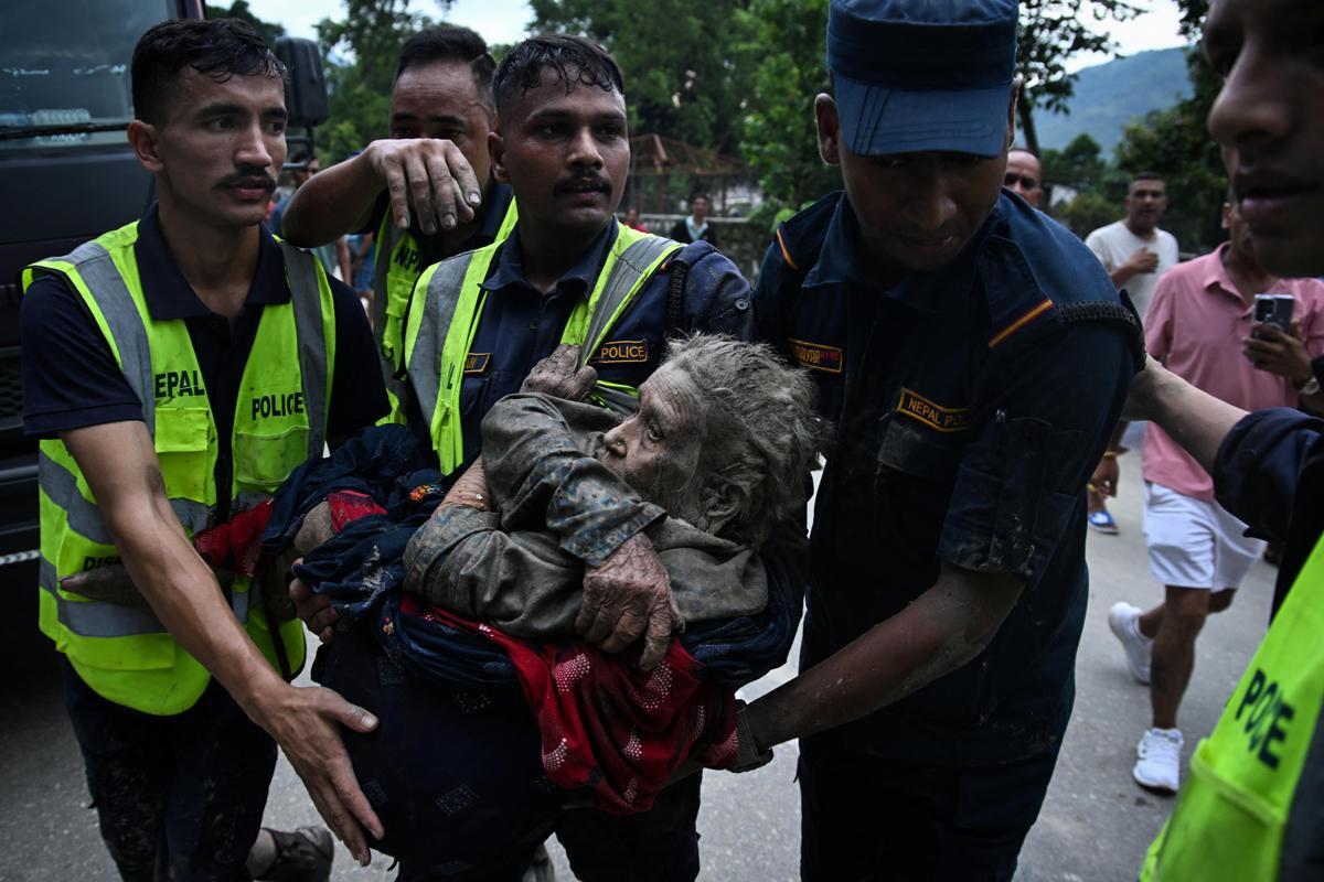 Alluvione in Nepal, almeno 165 morti e 823 dispersi. USGS: "Collassato un ghiacciaio" - 