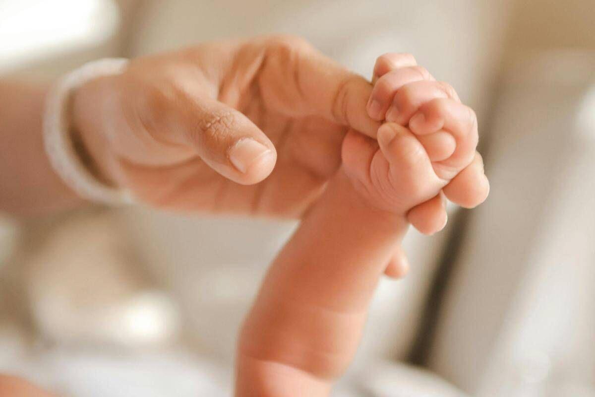 Bimba di 10 mesi muore in auto negli Stati Uniti: dimenticata per 8 ore dalla nonna che era andata a lavoro - 