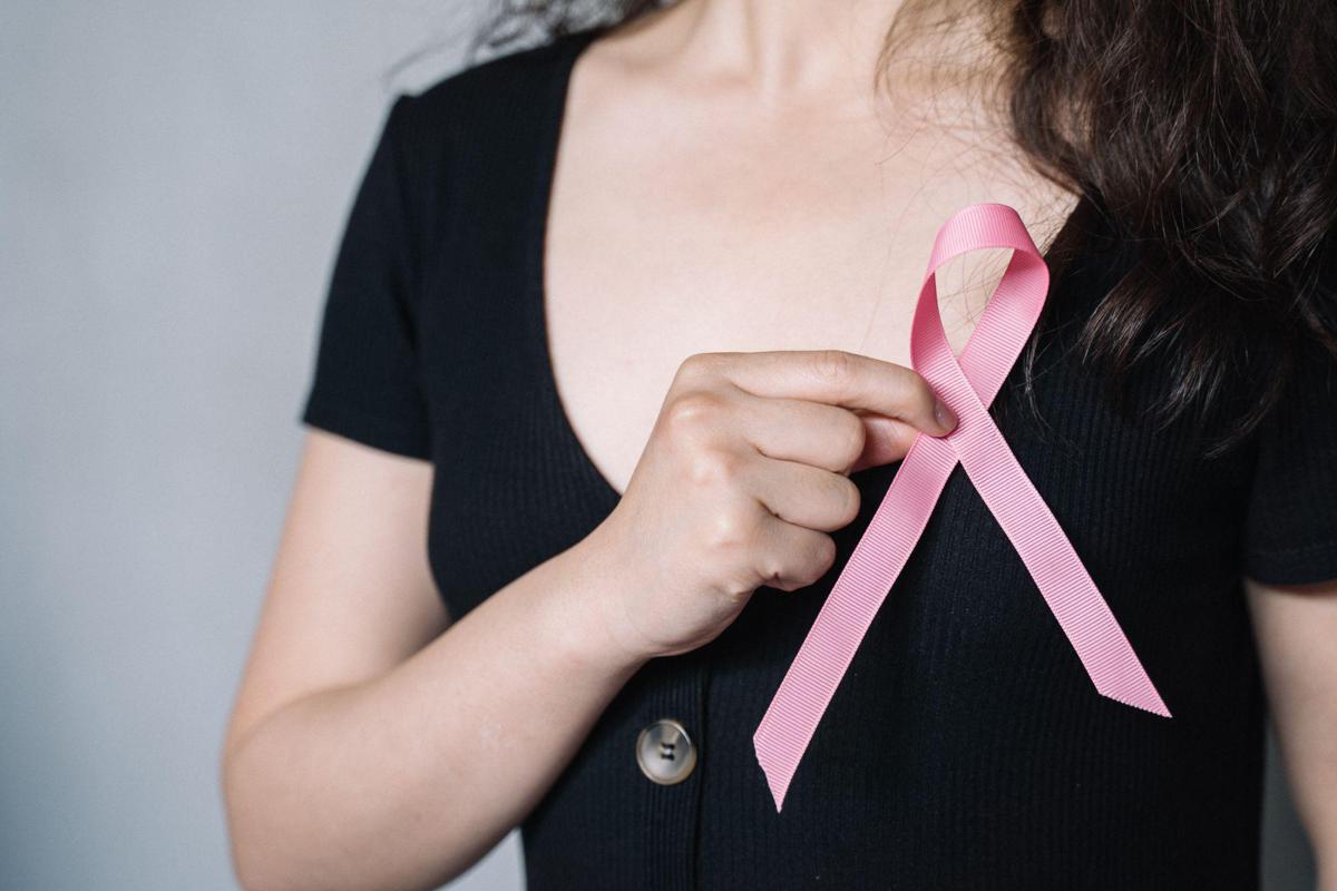 Il tumore al seno come malattia professionale: hostess vince causa storica in Francia - 