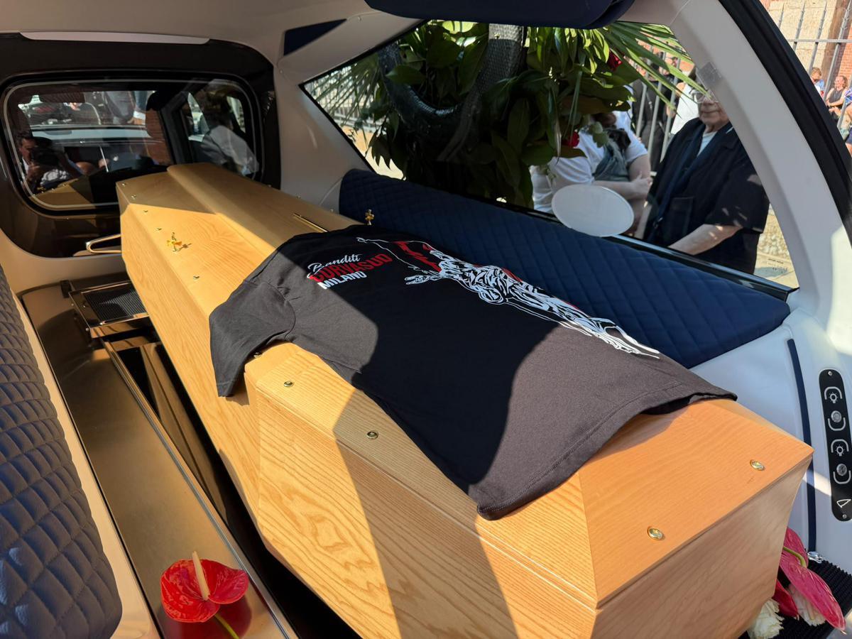 Don Mazzi, folla a Milano per i funerali: "Testimone di speranza, giustizia, accoglienza" - 