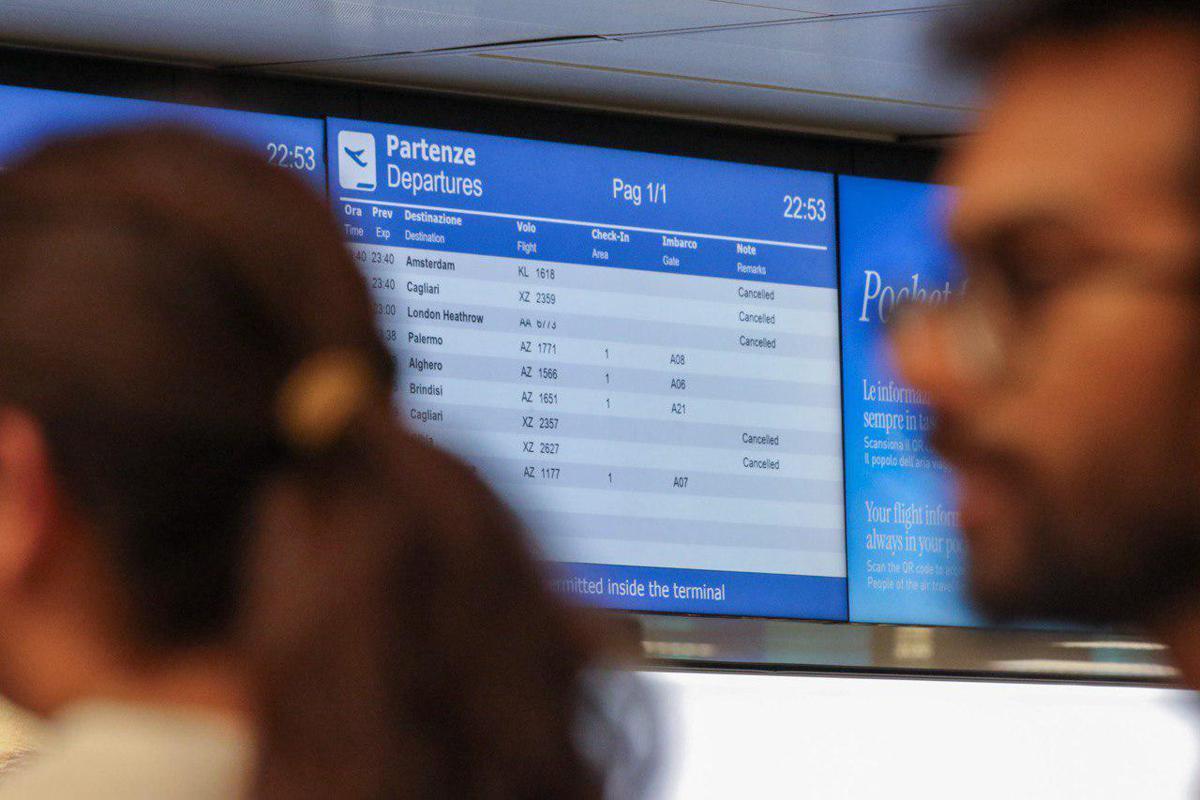 Accompagna il figlio in aeroporto, paga la sosta ma riceve... 200 euro di multa - 