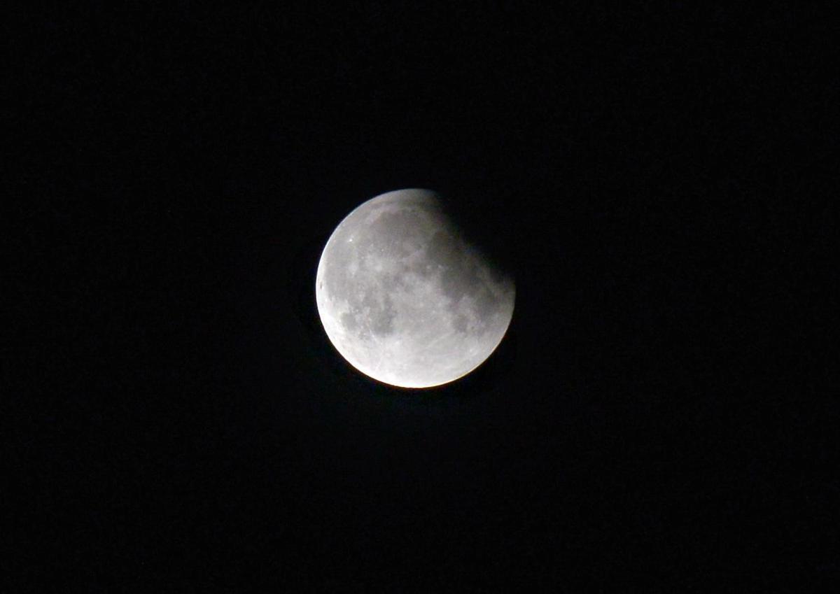 Eclissi lunare del 28 agosto, a che ora e dove vederla in Italia: la mappa e i consigli - 