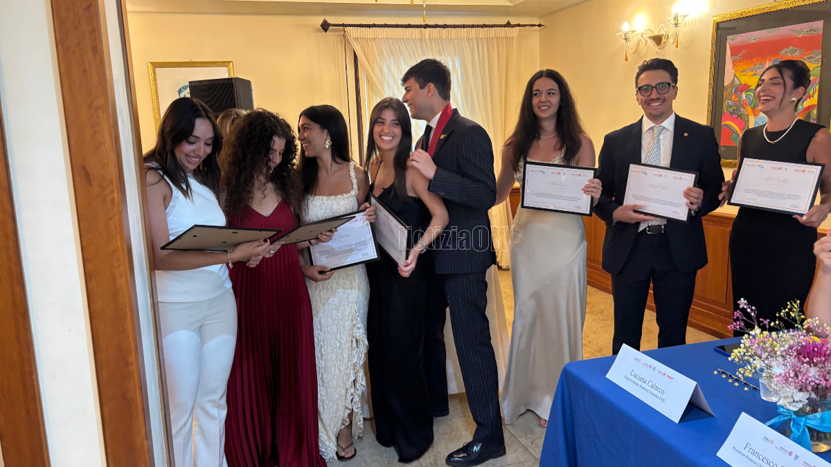 Pasaggio consegne Rotaract Club Crotone (Redazione 3.8.2026) 