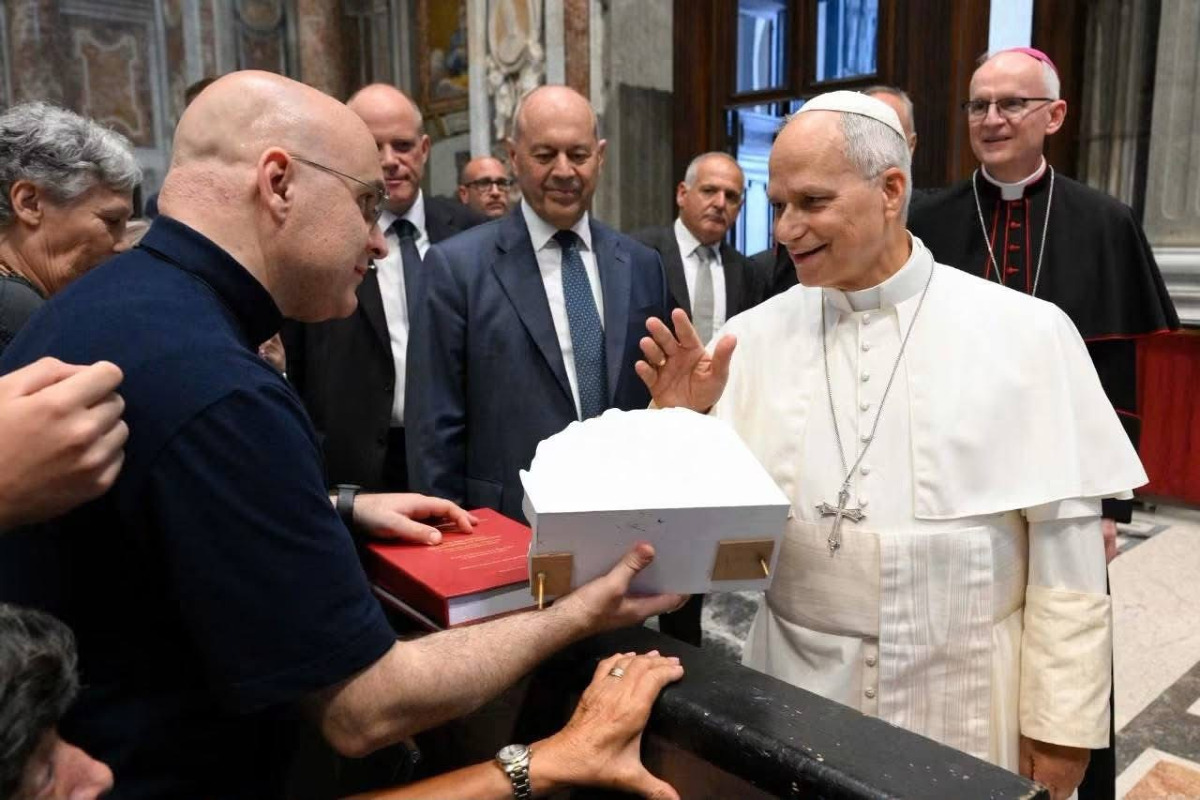 Gerardo Sacco firma la cintura della Madonna dell’Assunta di Castellace (U.S. gerardo Sacco 6.8.2026)