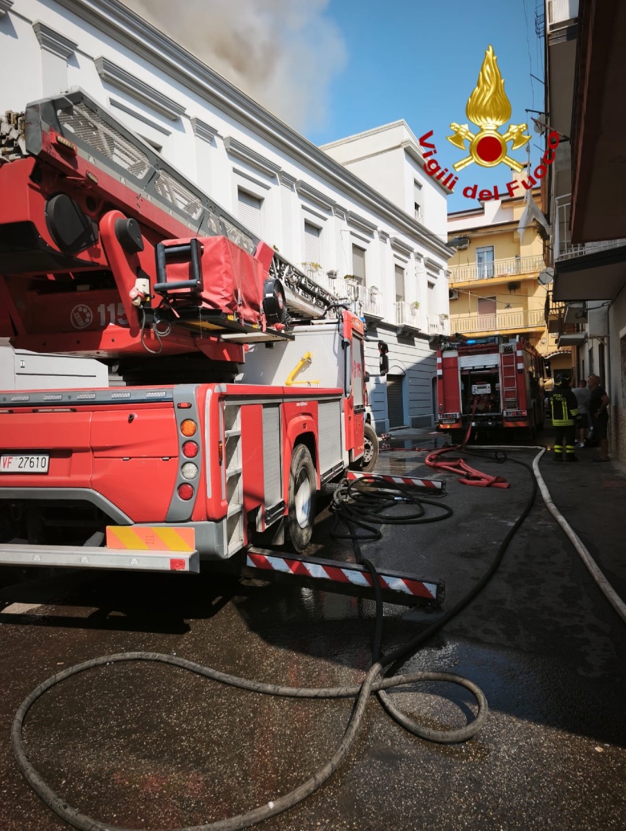 Incendio Papanice. - Foto Uff Stampa vigili del fuoco Crotone 8.08.2026