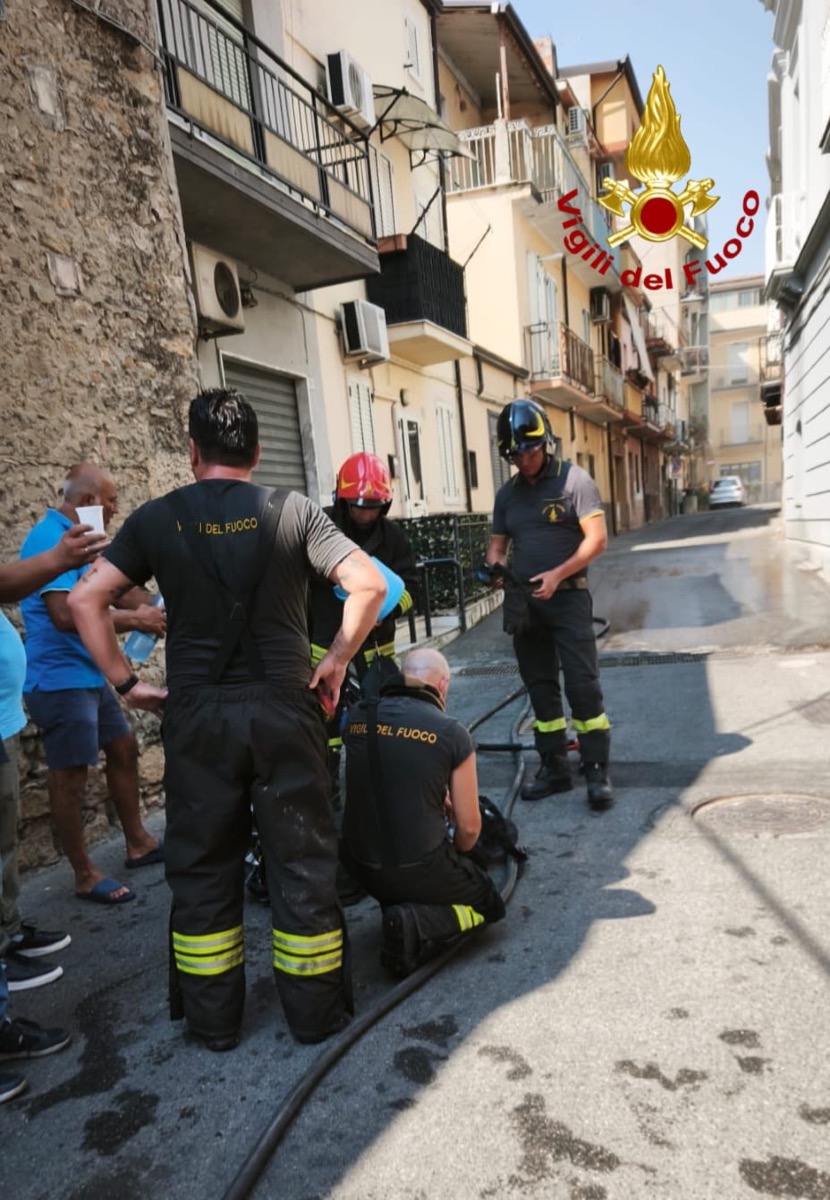 Incendio Papanice. - Foto Uff Stampa vigili del fuoco Crotone 8.08.2026