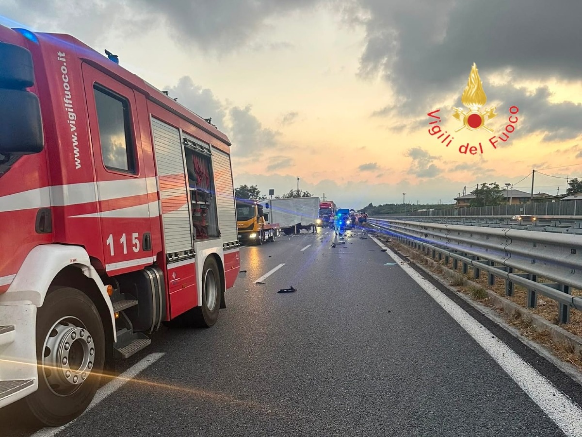 Incidente stradale sull’A2 al km 335 - Foto Uff. Stampa Vigili del fuoco 11.08.2026