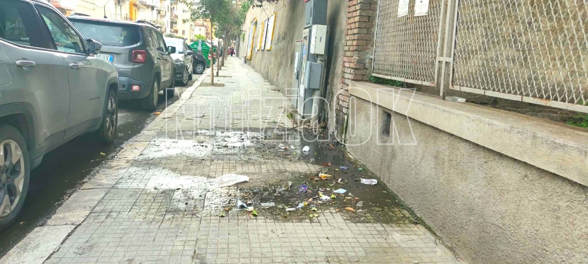 Crotone, rifiuti sui marciapiedi di Corso Messina: il problema del decoro urbano resta irrisolto - Foto: Redazione